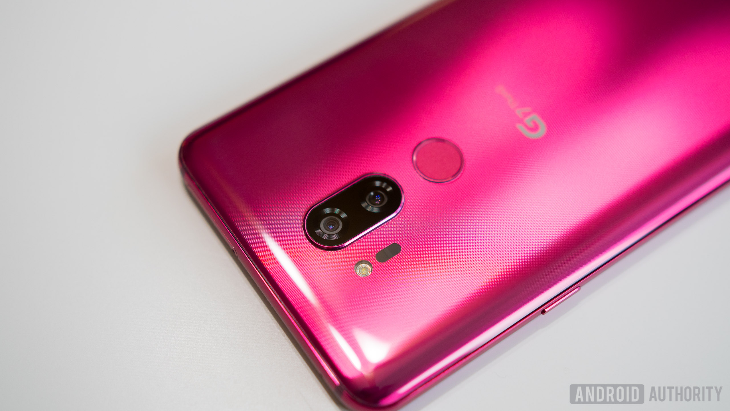 LG G7 ThinQ dual cameras and finger scanner