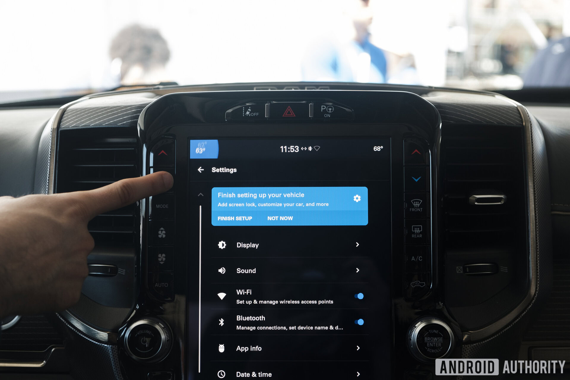 Приложение для андроид авто для просмотра. Приложение Android auto Рапид. Как обновить андроид авто на автомобиле. Андроид авто входящий звонок.
