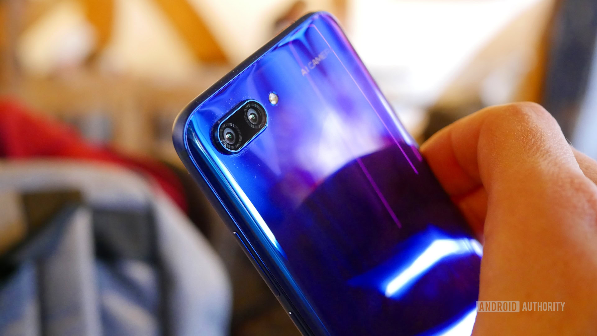 HONOR 10 Aurora from behind in a person's hand up close. 