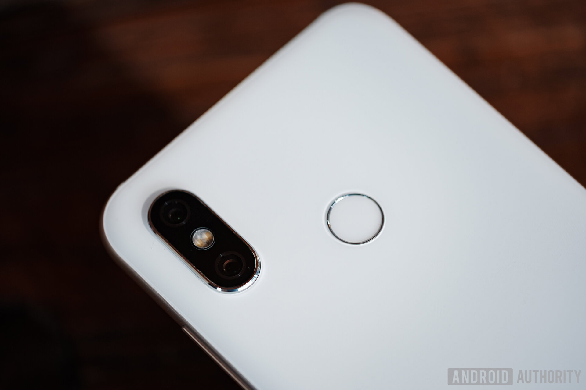 the dual camera seen on the back of the white xiaomi mi 8