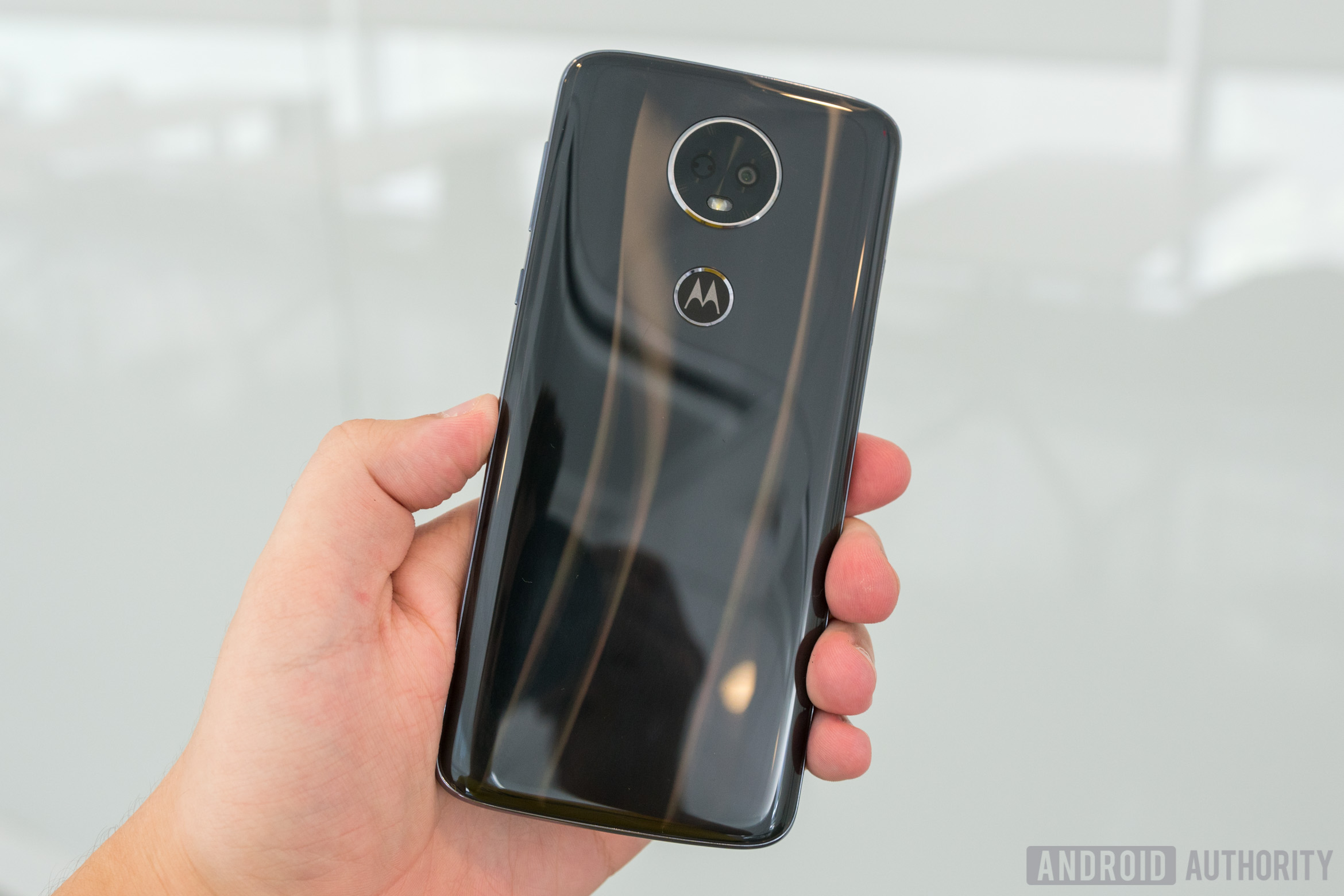 Motorola Moto E5 Plus Light Refracting Design In Hand, Moto E5 Plus review