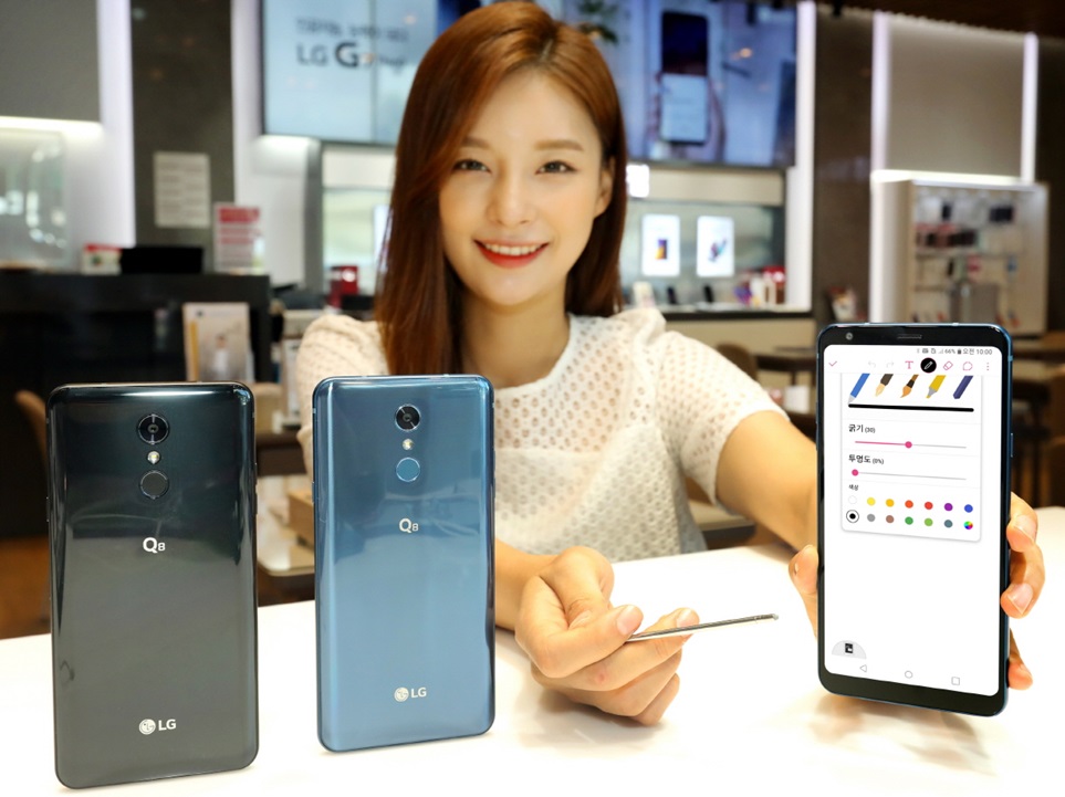 An image of a Korean woman holding the 2018 version of the LG Q8.