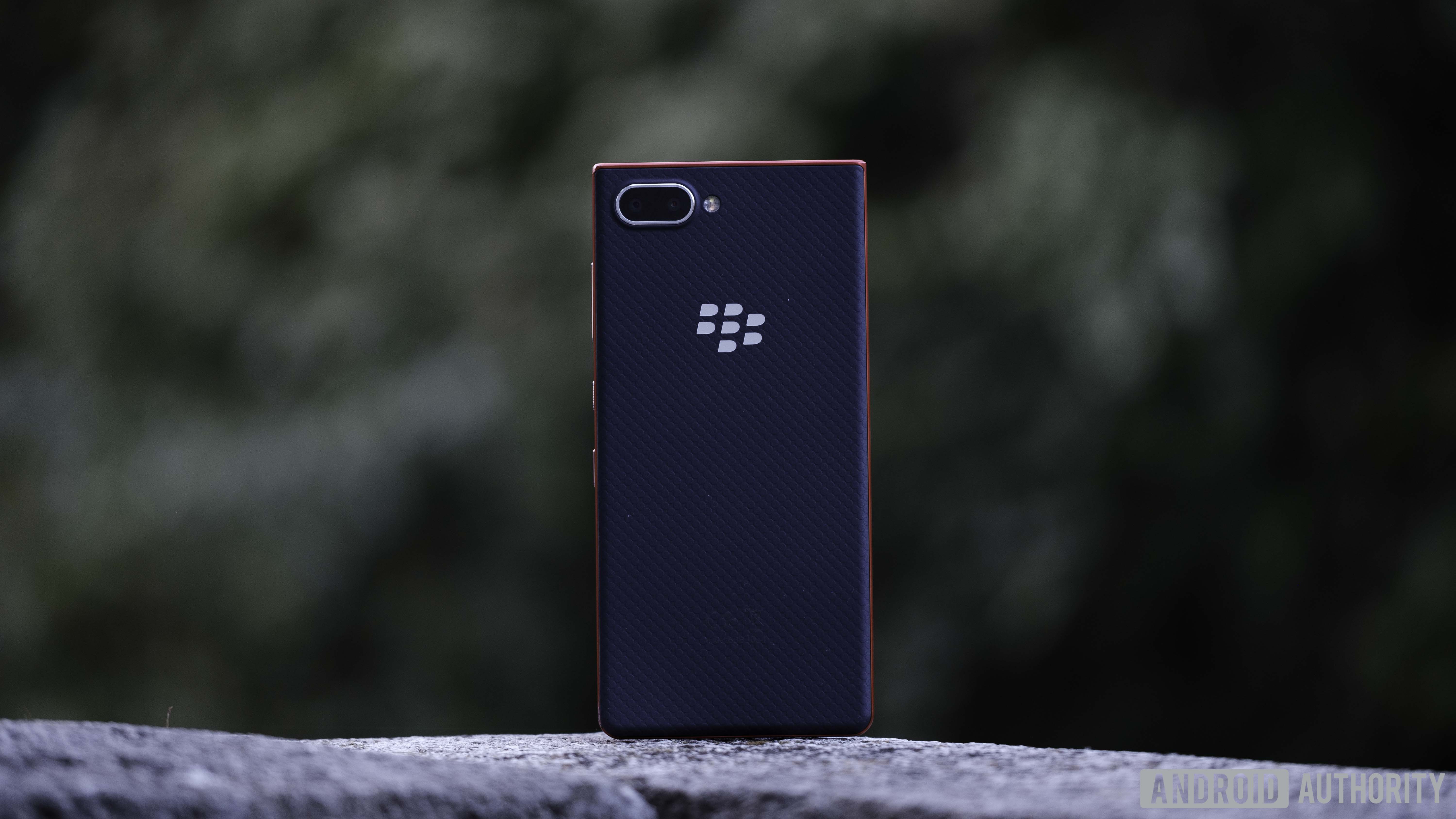 Blackberry Key2 LE color atómico que muestra la parte posterior afelpada, las cámaras duales y el logotipo de Blackberry