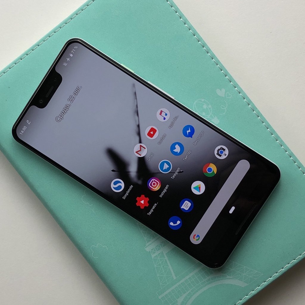 Leaked images of the Google Pixel 3 XL.