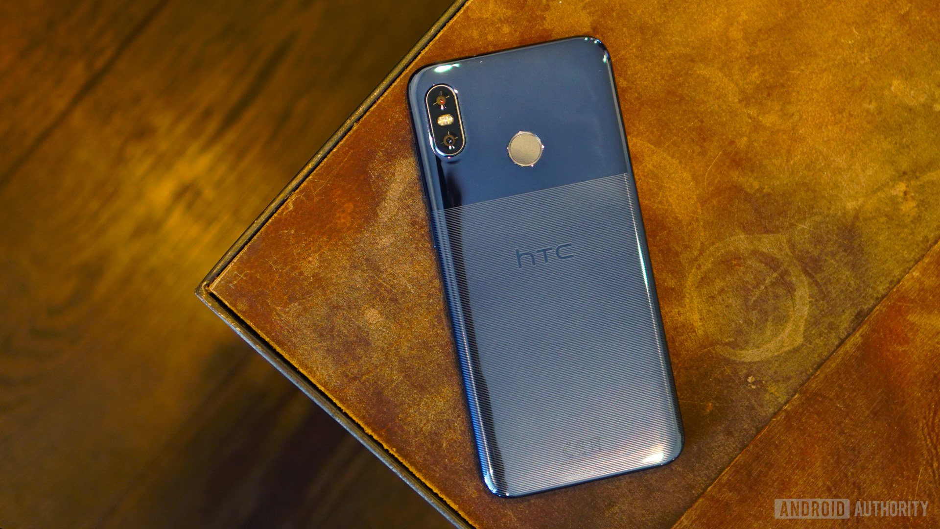 HTC U12 Life back dual camera fingerprint scanner dual tone design