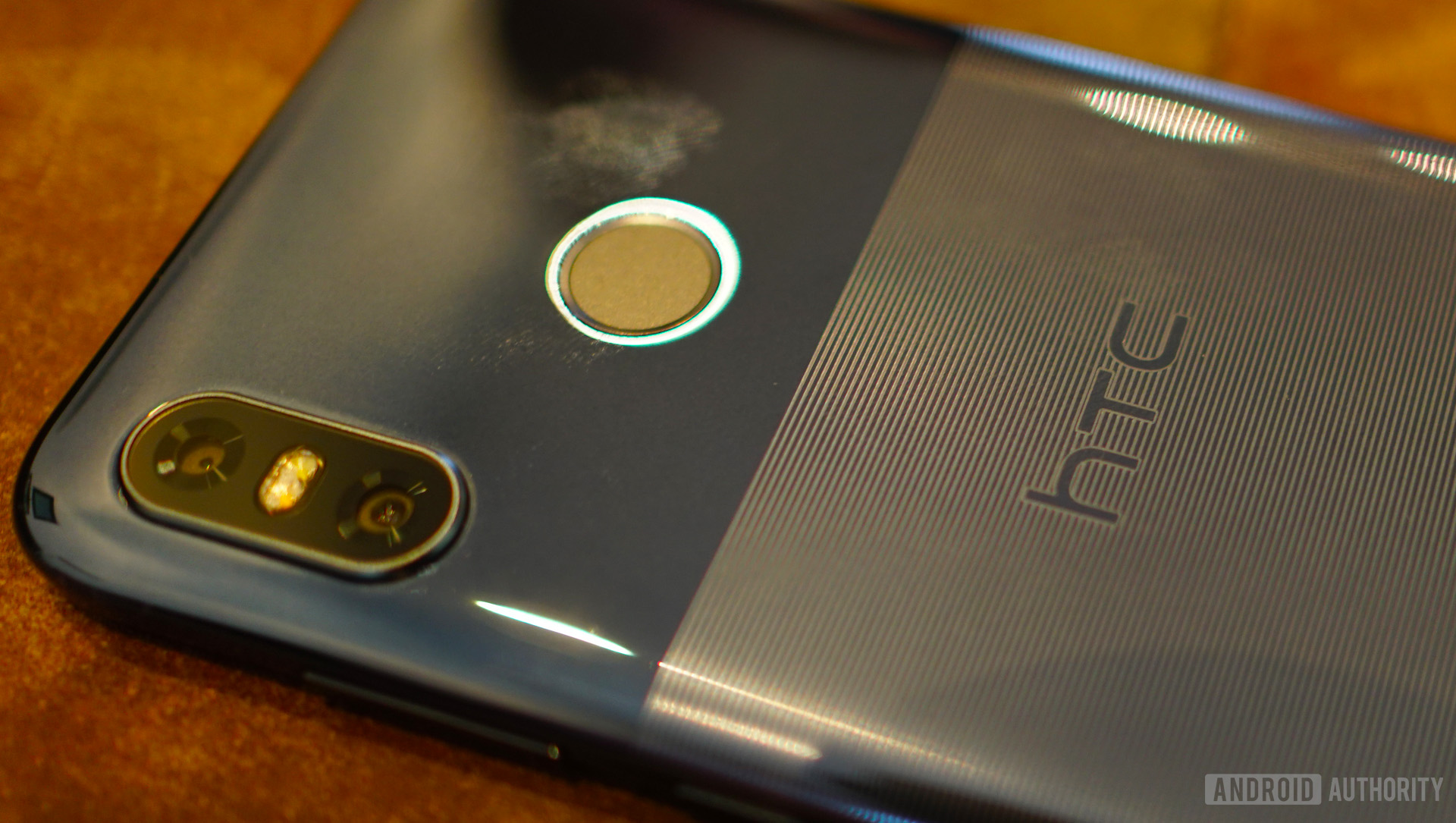 HTC U12 Life fingerprint scanner, smudges and dual camera