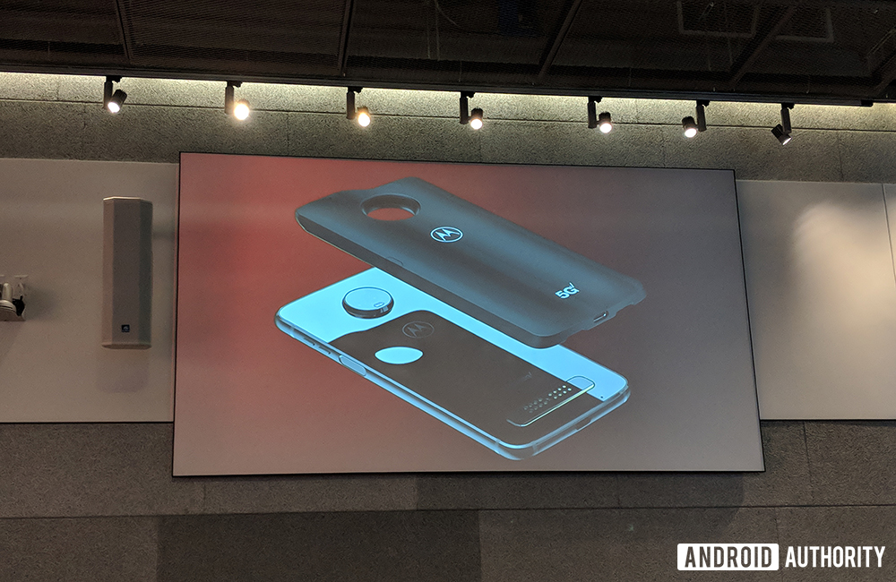 An image of how the 5G Moto Mod will work.