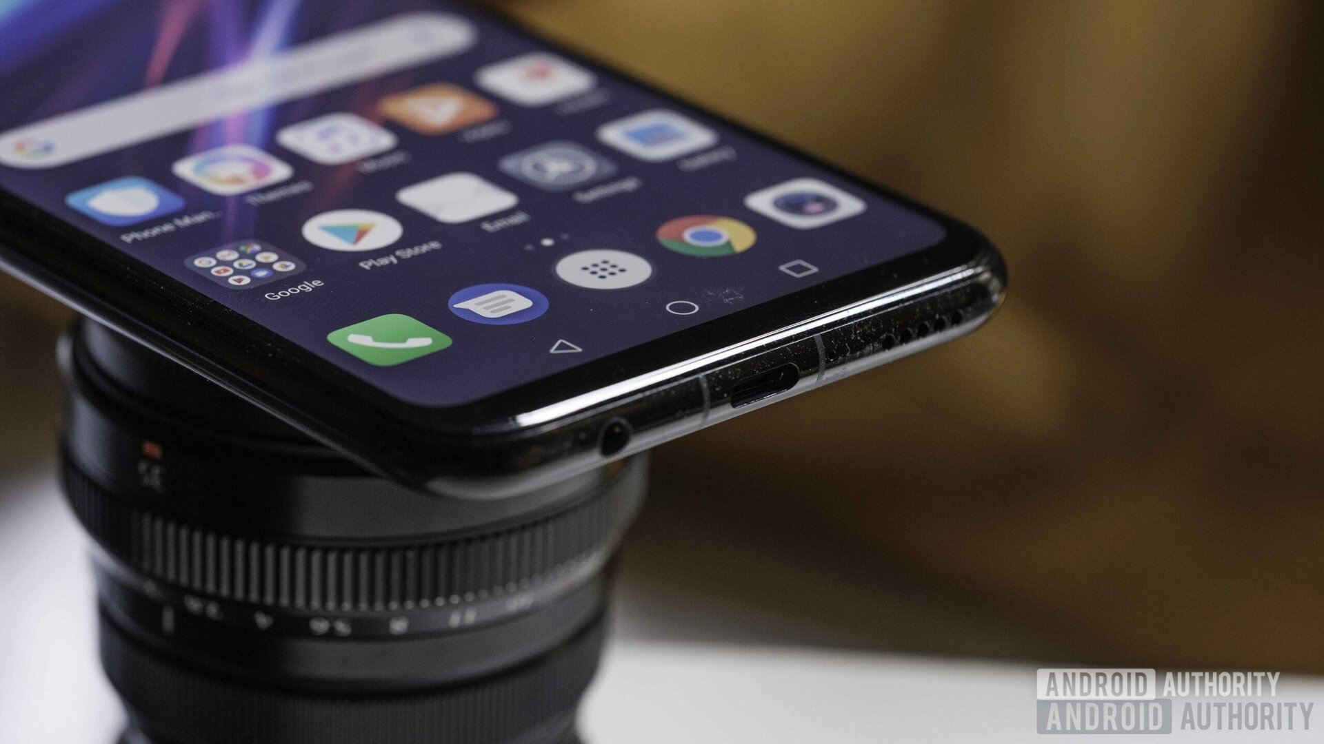 The HUAWEI Mate 20 Lite balanced on a camera lens. 