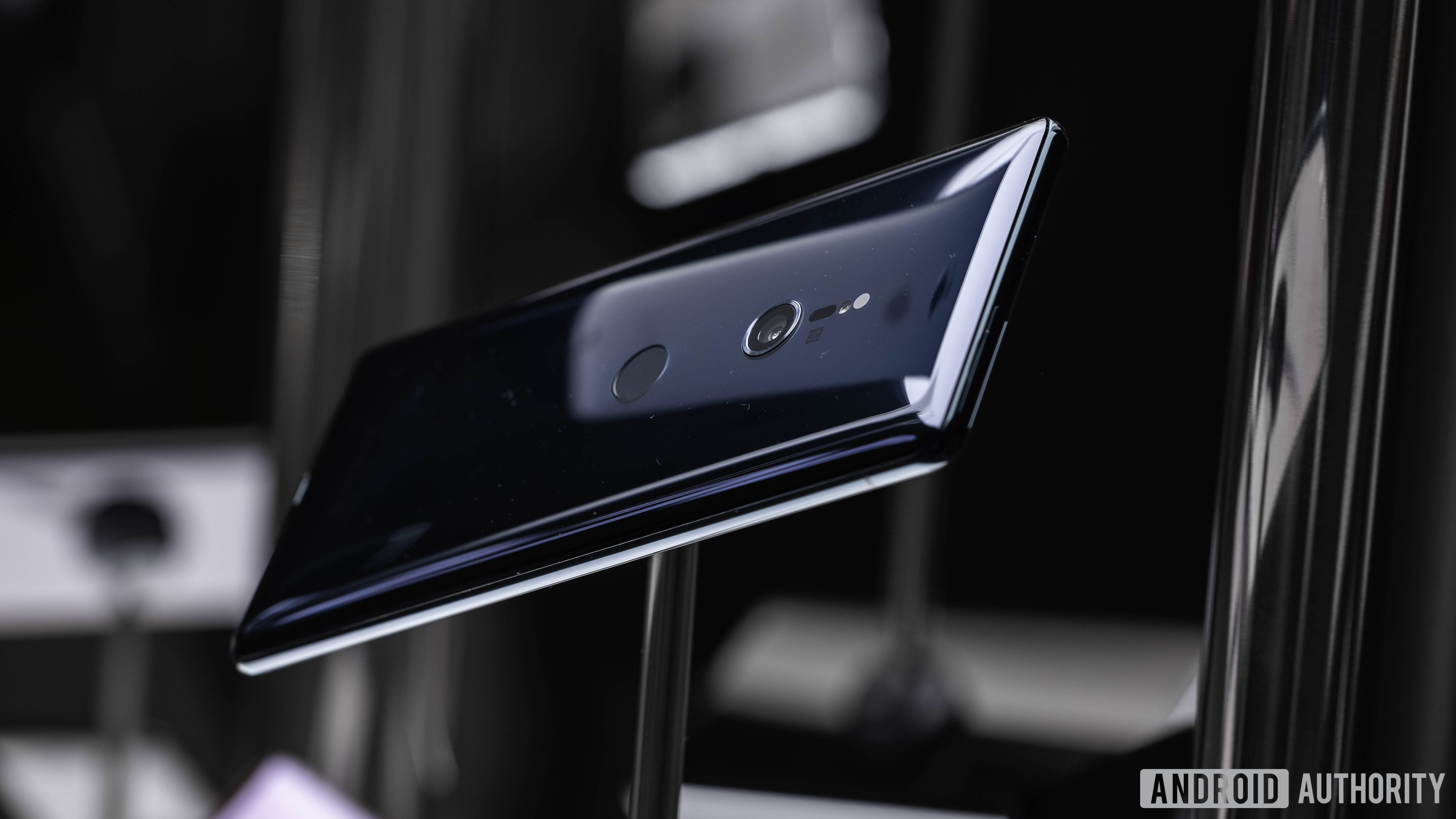 Photo of the back side of the Sony Xperia XZ3 - camera review