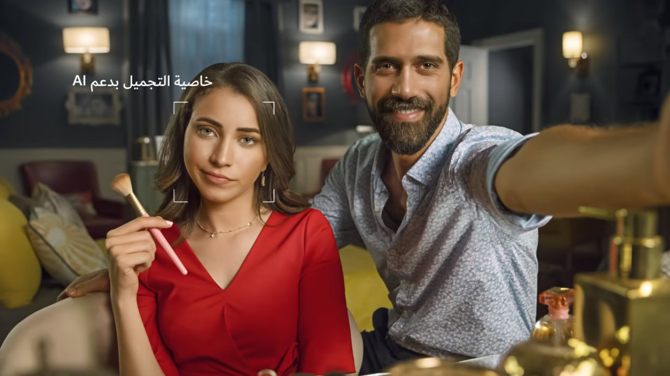 HUAWEI Nova 3i screenshot image of a woman in a red shirt and a man in a blue shirt next to her on a couch.