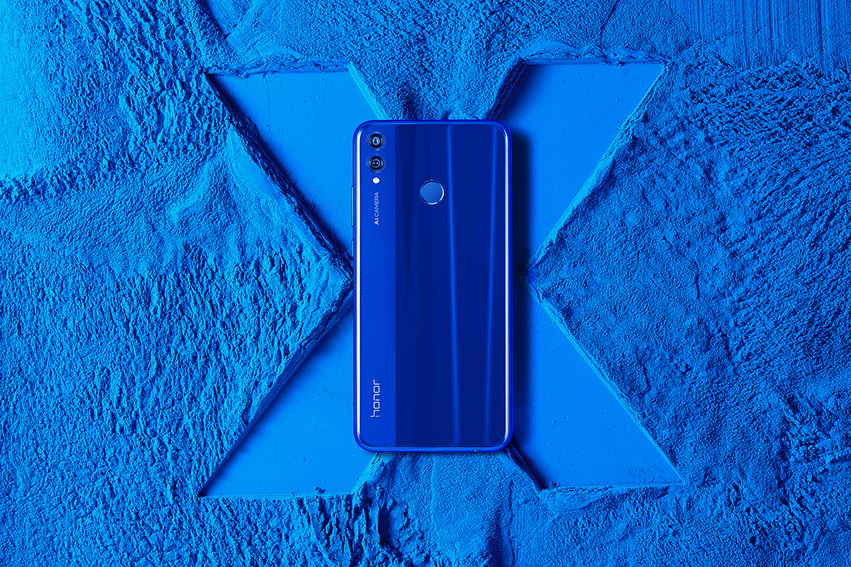 An official press image of the HONOR 8X in blue.