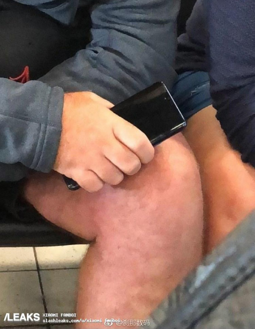 An image of a subway rider holding the HUAWEI Mate 20 Pro in his hand.