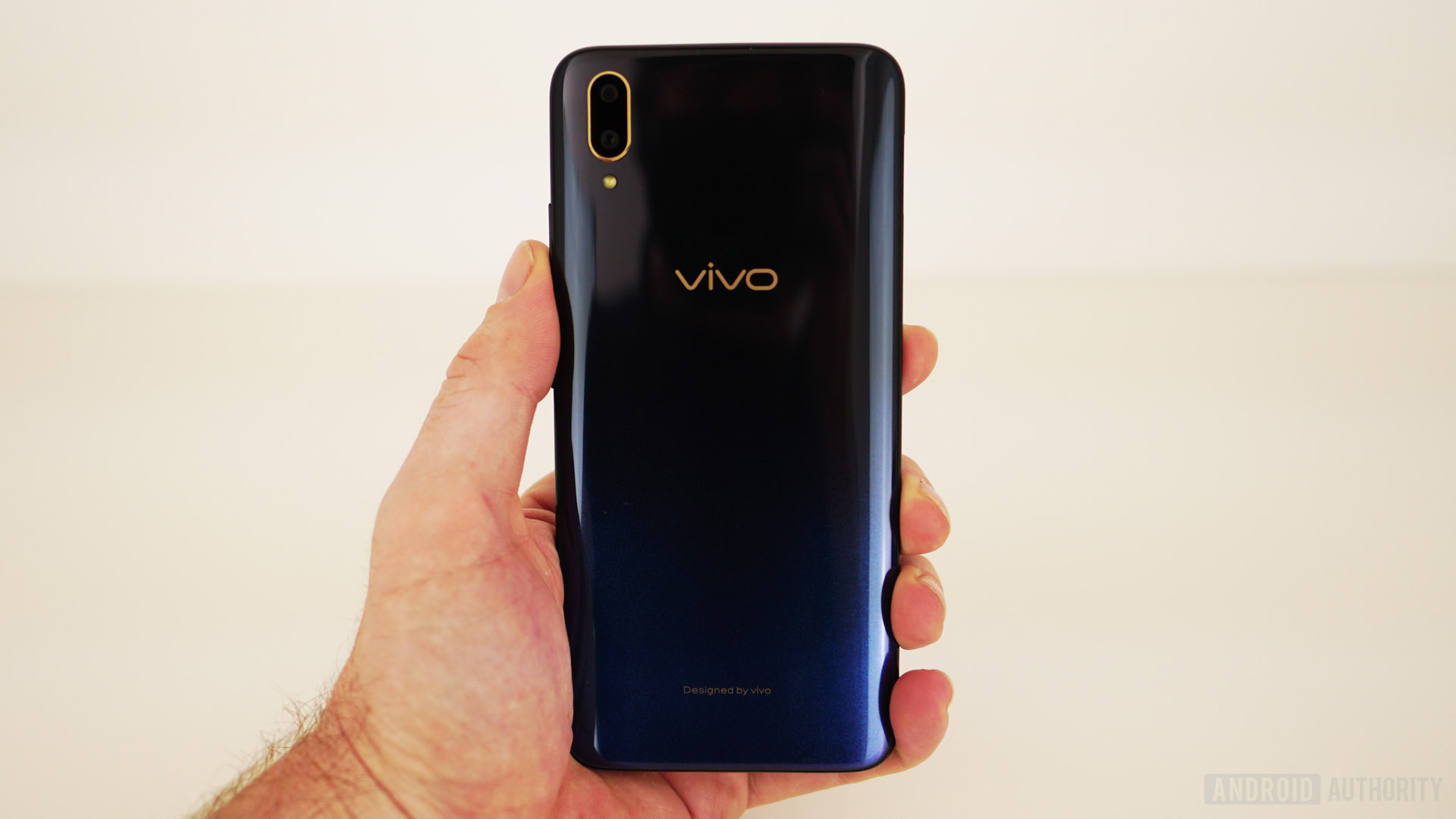 Vivo V11 review - gradient back in hand