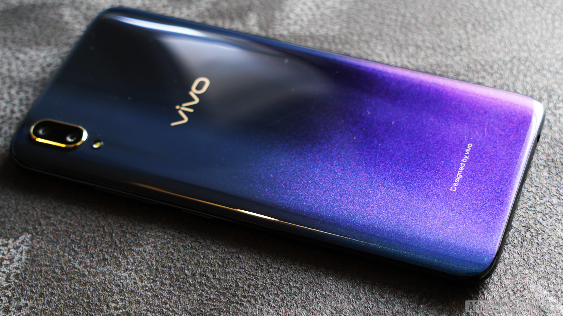 Vivo V11 review - starry night gradient back plate