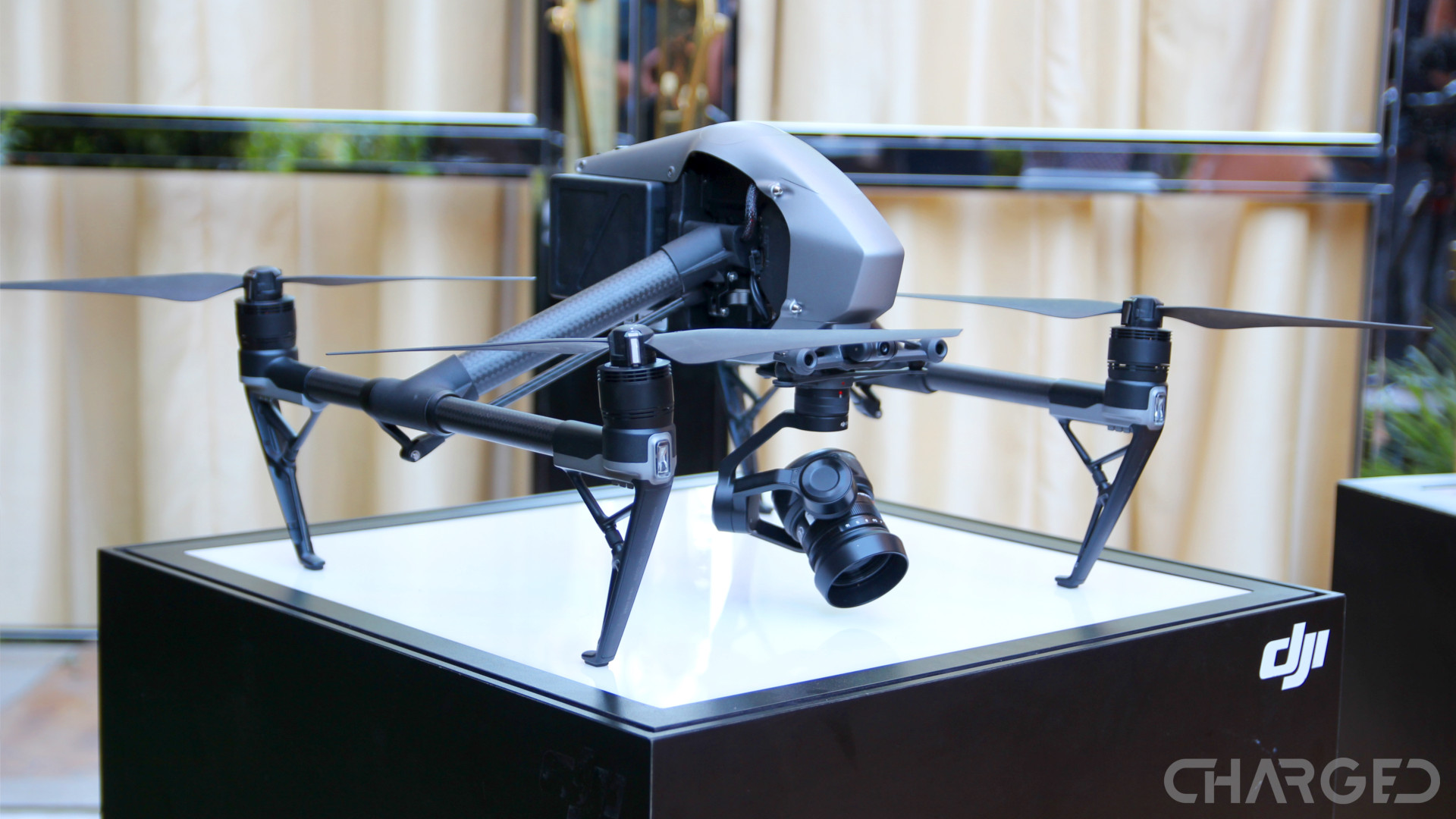 DJI Inspire 2 sur un piédestal lors de l'événement de lancement à distance de Cendence, l'un des meilleurs drones avec caméra de tous
