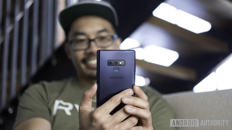 sasmung galaxy note 9 held in hand taking picture
