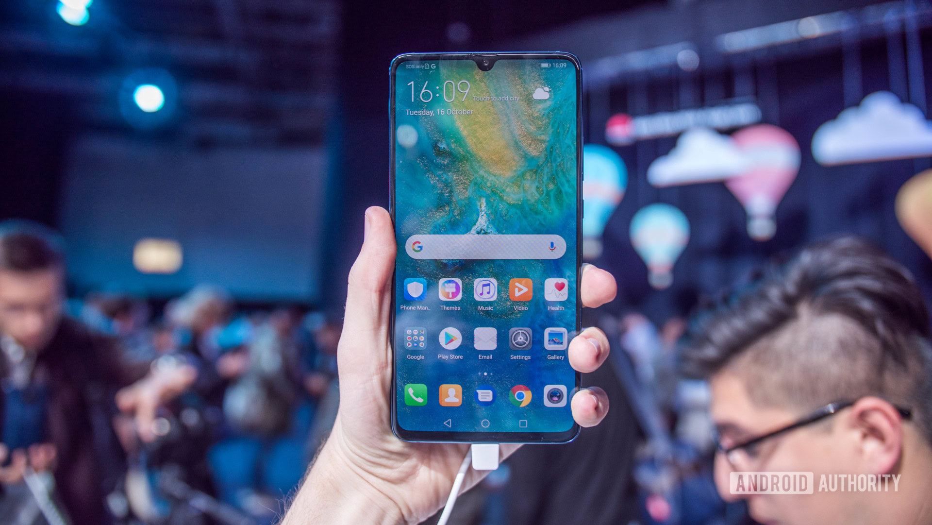 Front side of the big HUAWEI Mate 20 X in hand.