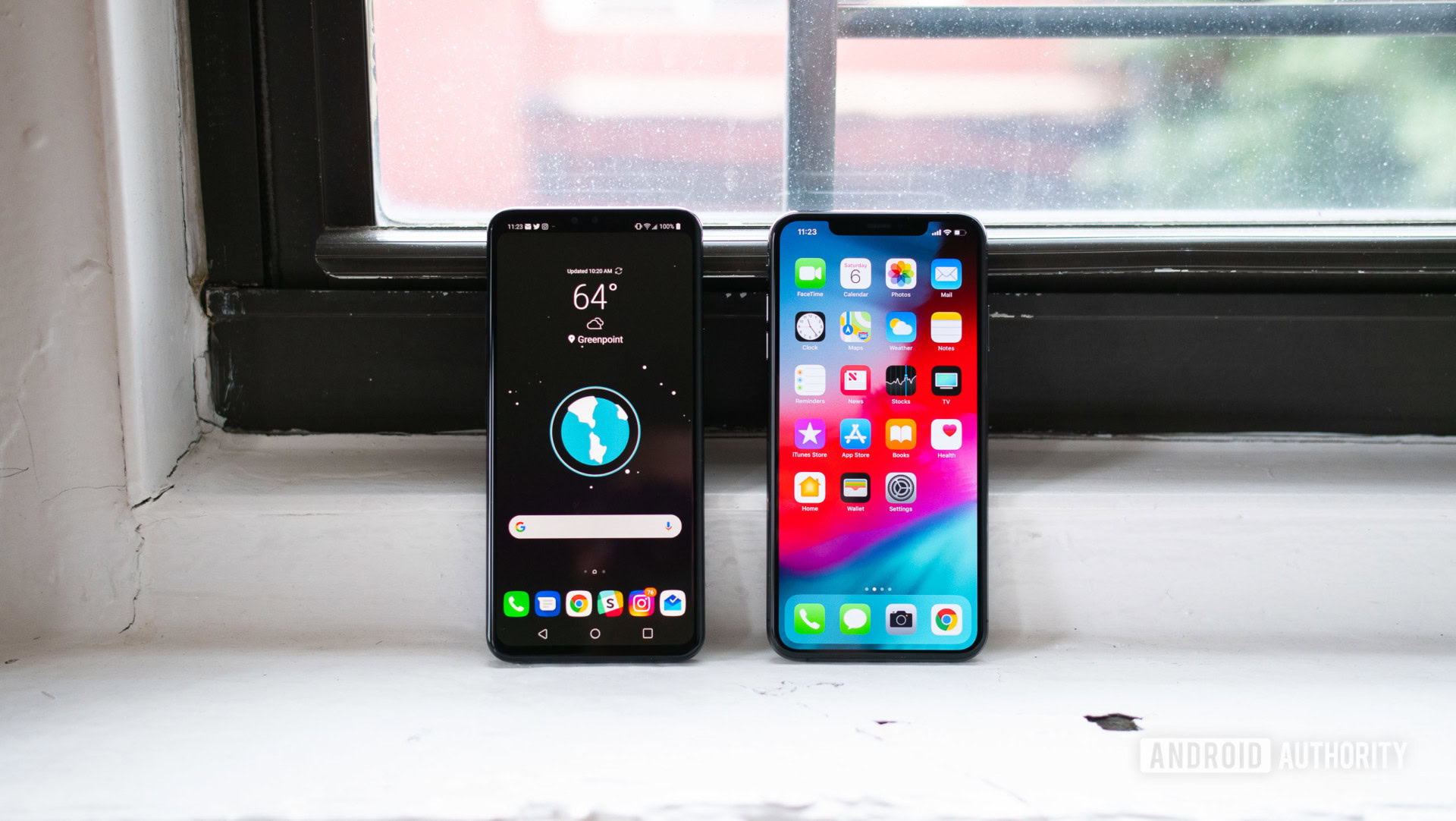 LG V40 vs iPhone XS Max display