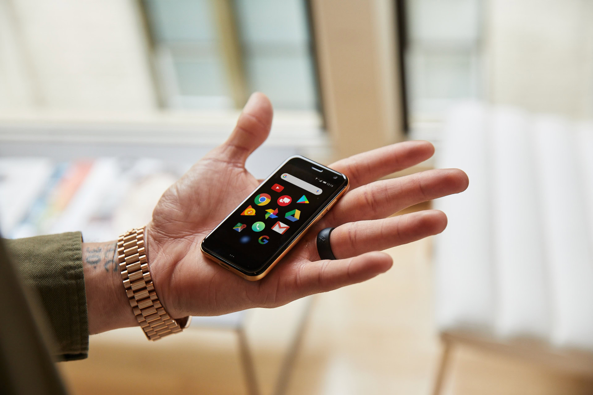 An image of the new 2018 Verizon Palm phone in the left hand of basketball player Stephen Curry.