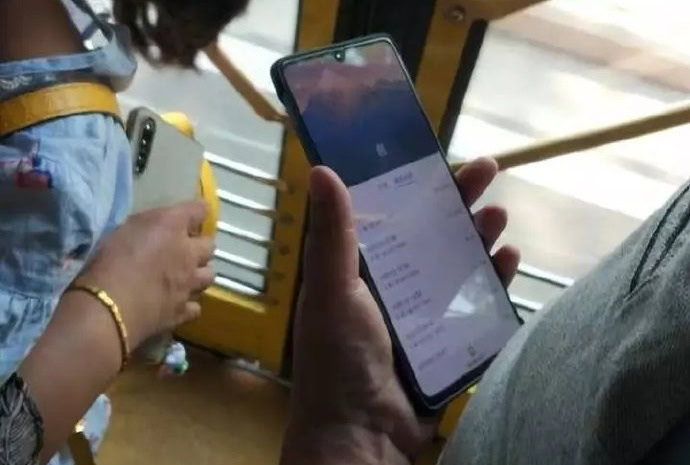 HUAWEI Mate 20X leaked photo of the front of the device.