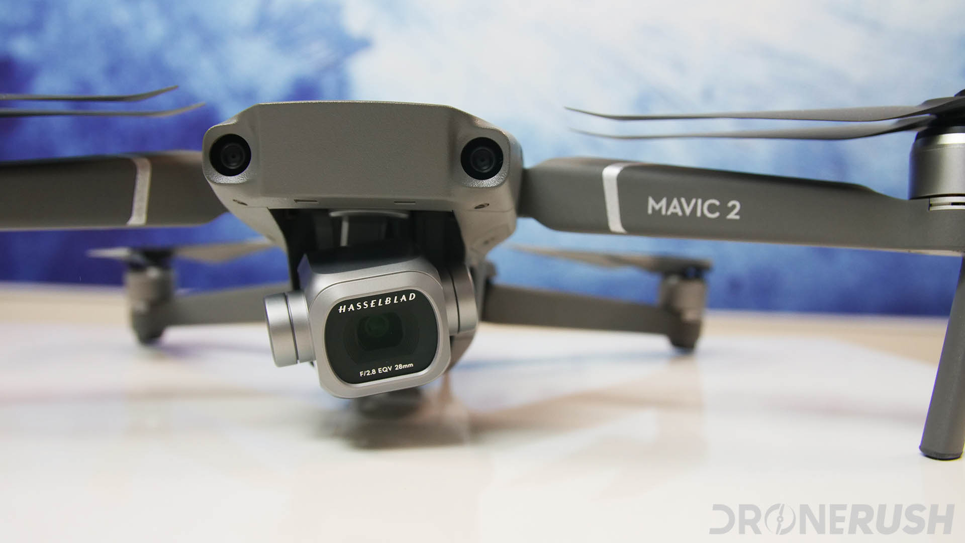Gros plan frontal du DJI Mavic 2 Pro sur la caméra Hasselblad, l'un des meilleurs drones caméra à moins de 2000 $