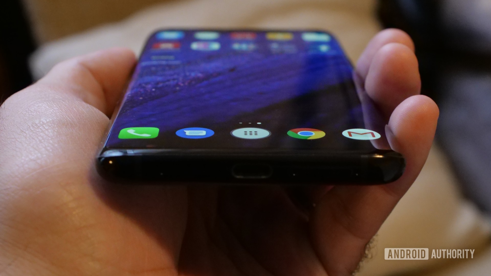 the curved screen of the huawei mate 20 pro twilight 