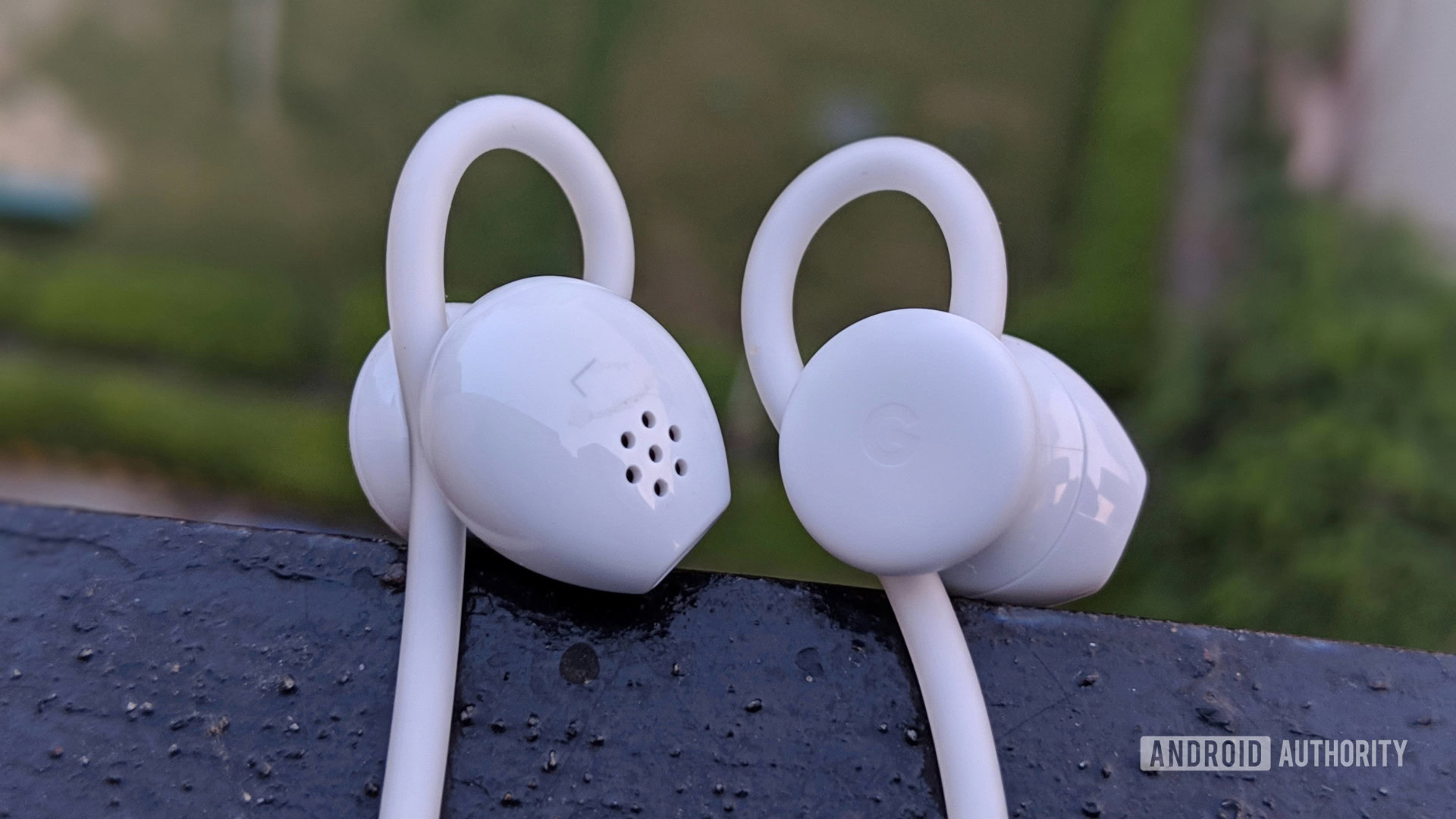 diluido Portavoz adecuado Here's a first look at Pixel USB-C earbuds that come bundled with the Pixel  3 - Android Authority