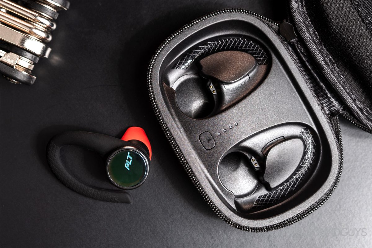 Poly BackBeat Fit 3100: A top-down image of the right earbud next to the open and empty carrying case.