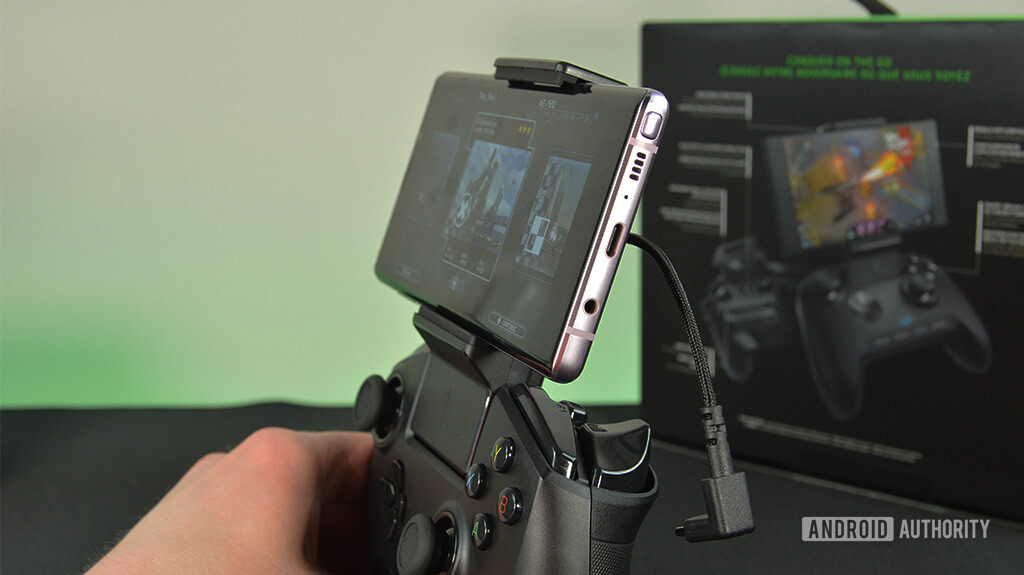 Razer Rajiu Mobile controller with Samsung Galaxy Note 9 sideview