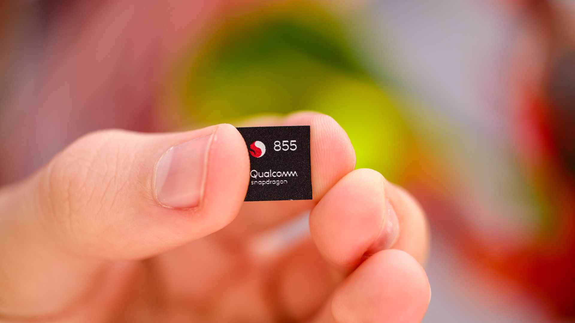 Snapdragon 855 chip in hand