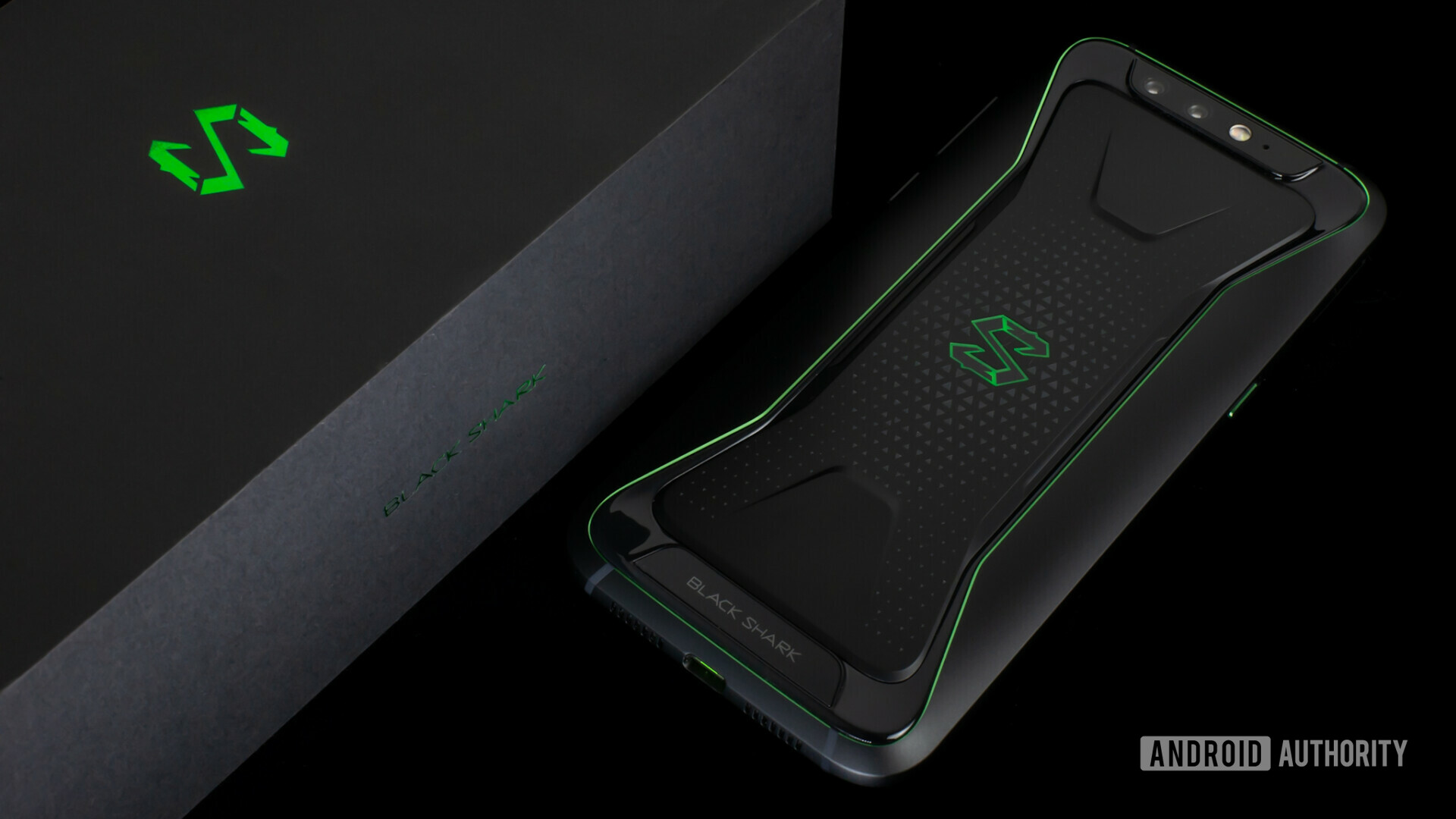 back of xiaomi black shark with retail box