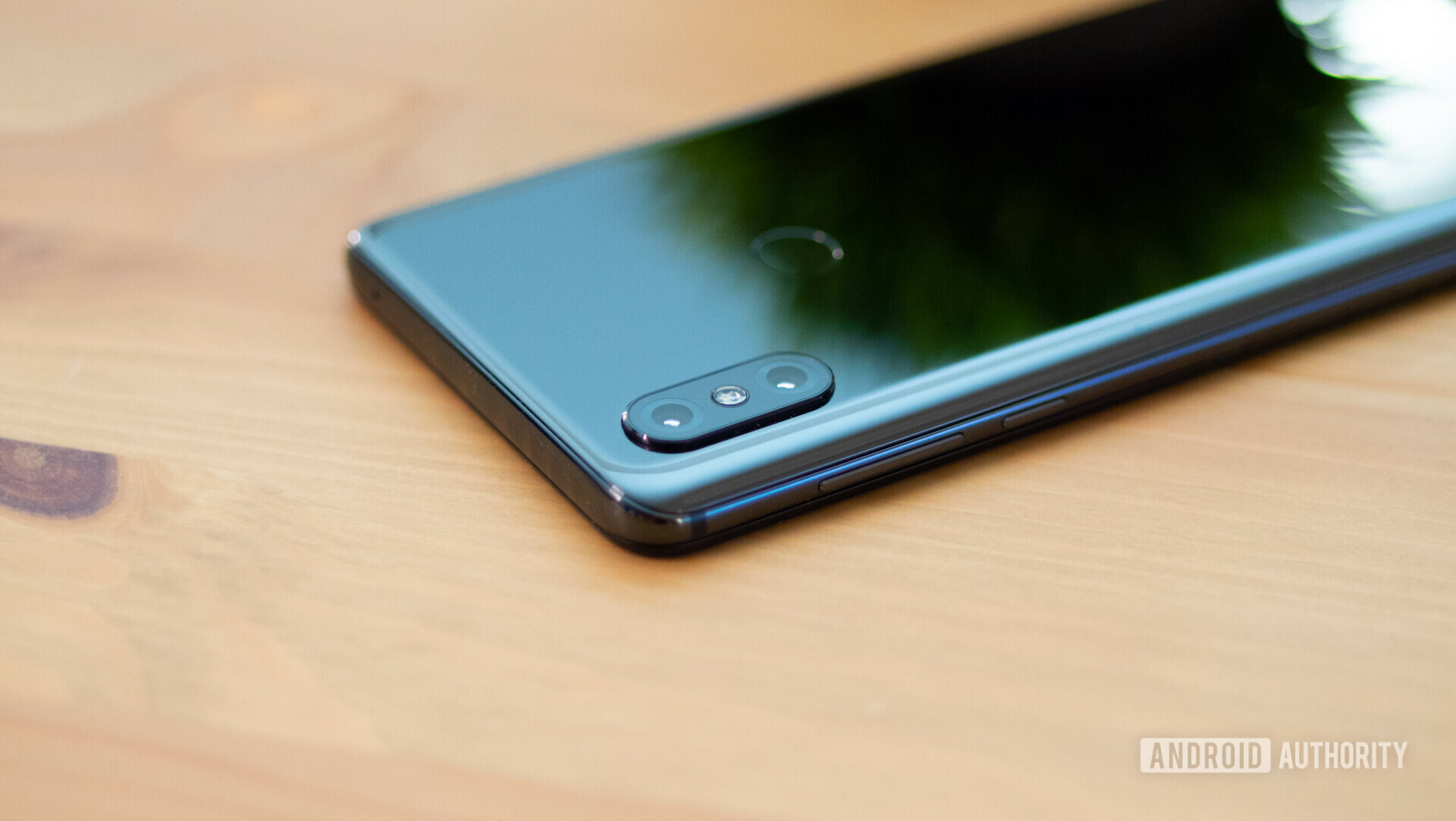 Backside of the Xiaomi Mi mix 3 focusing on the cameras.