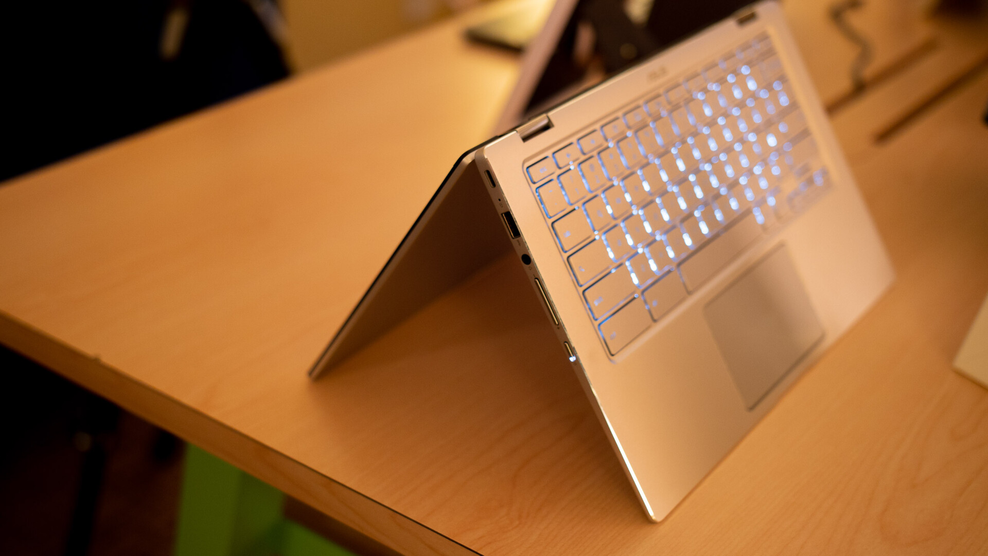 ASUS Chromebook Flip - flipped keybord side at CES 2019