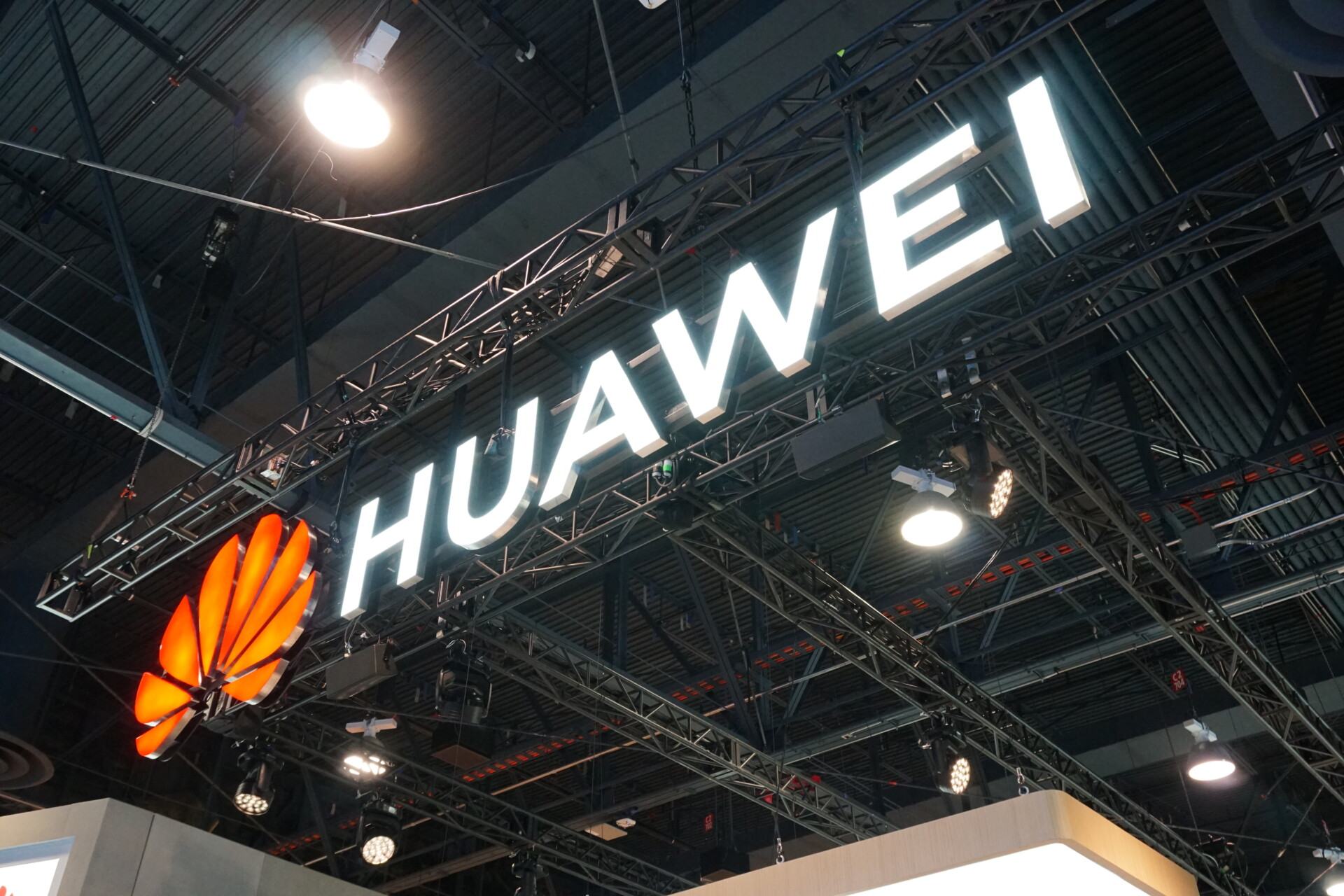 The HUAWEI logo at CES 2019.