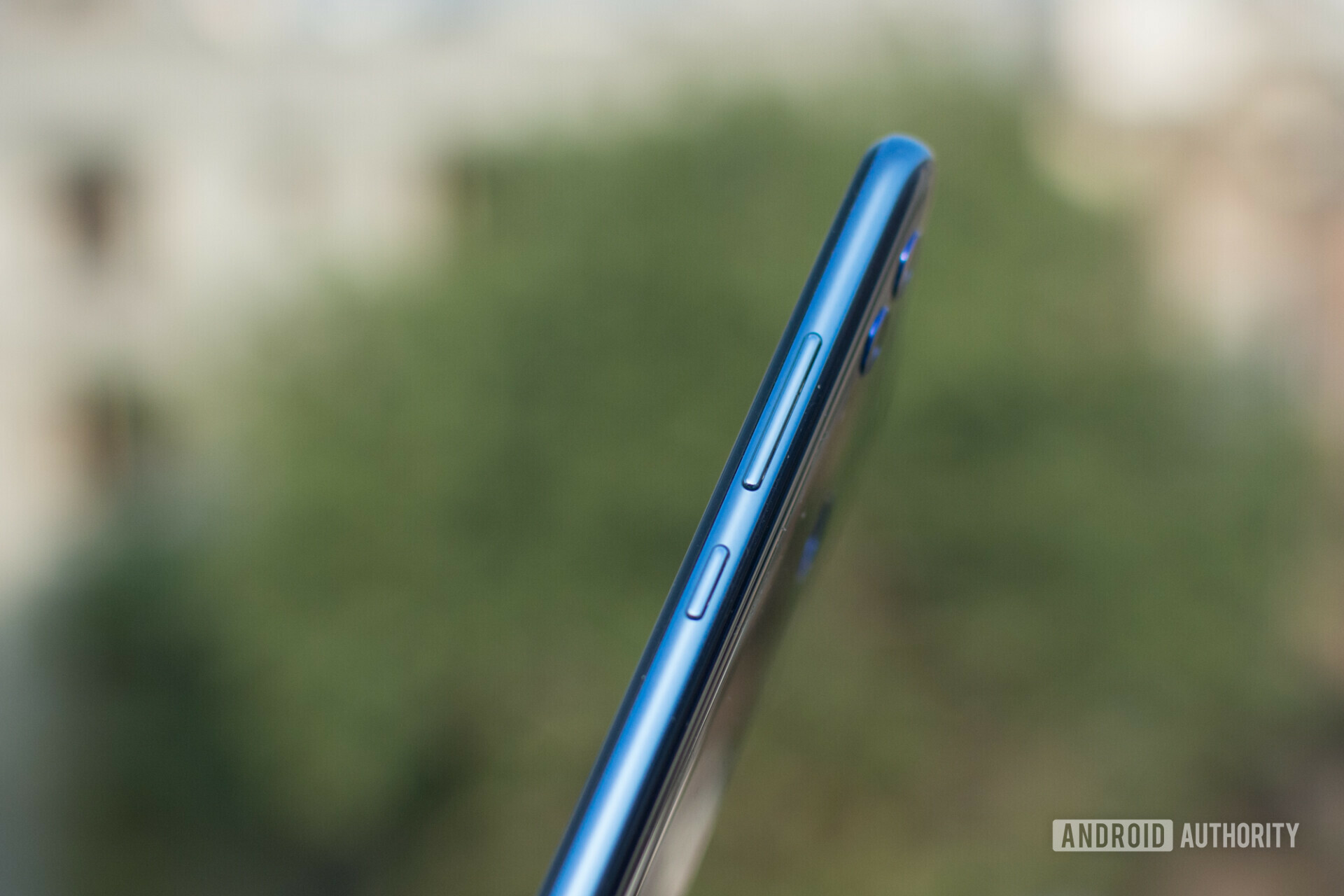 Side view of the HONOR 10 Lite