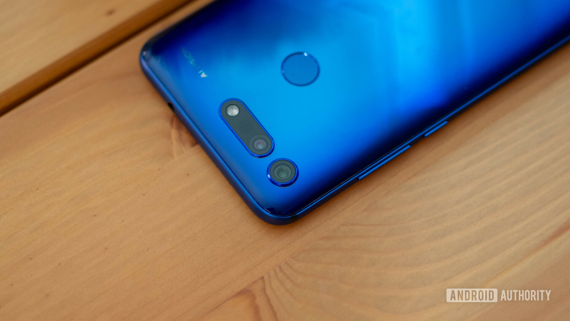 honor view 20 back showing camera and fingerprint sensor