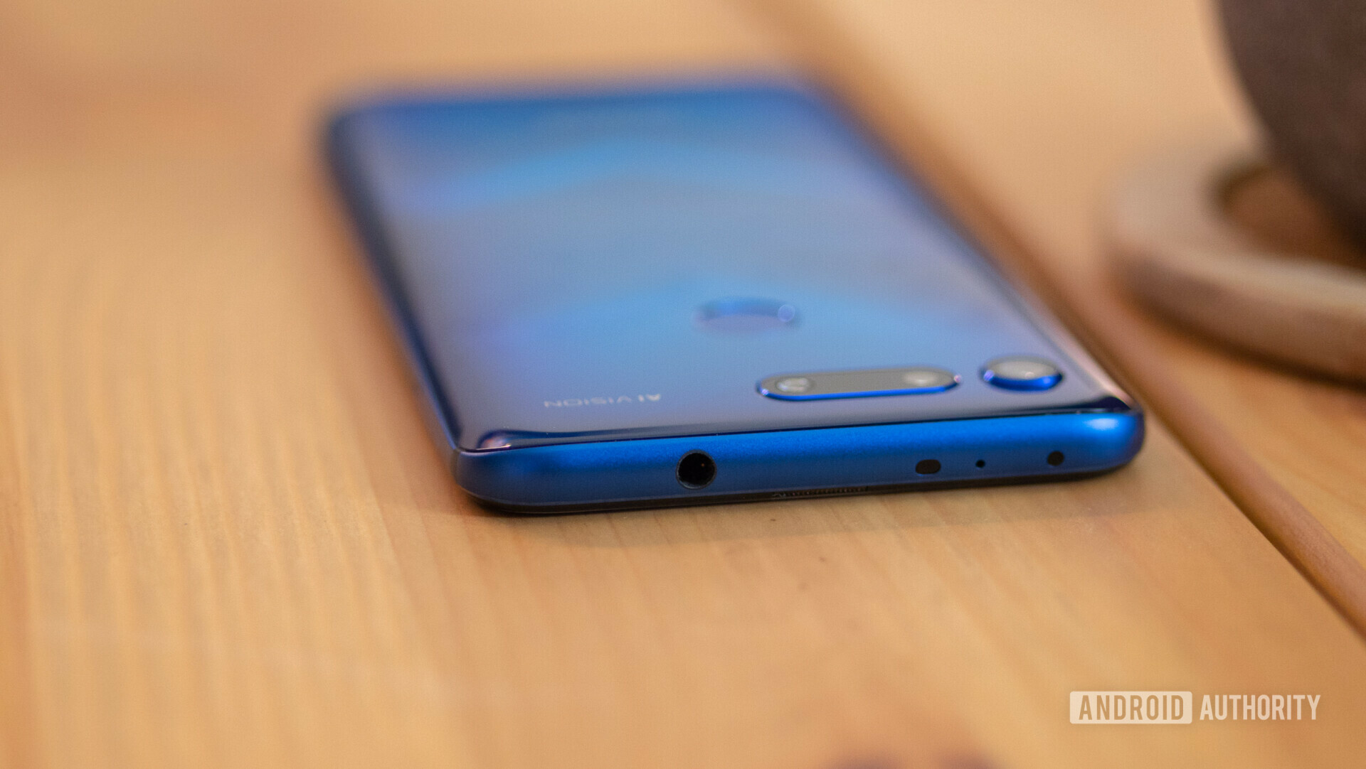 rear of blue honor view 20 showing headphone jack