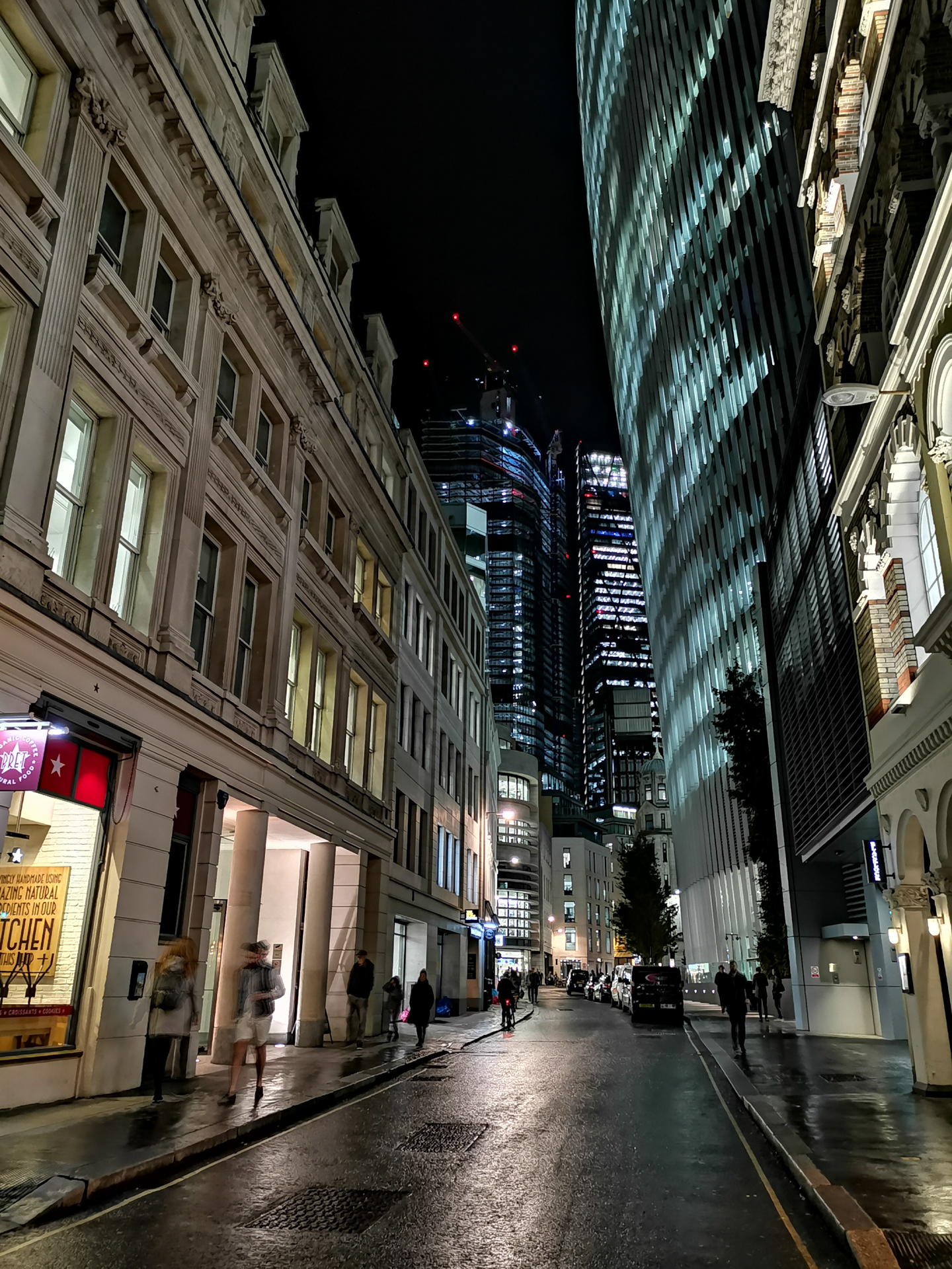 Night picture sample with HUAWEI Mate 20 Pro back camera