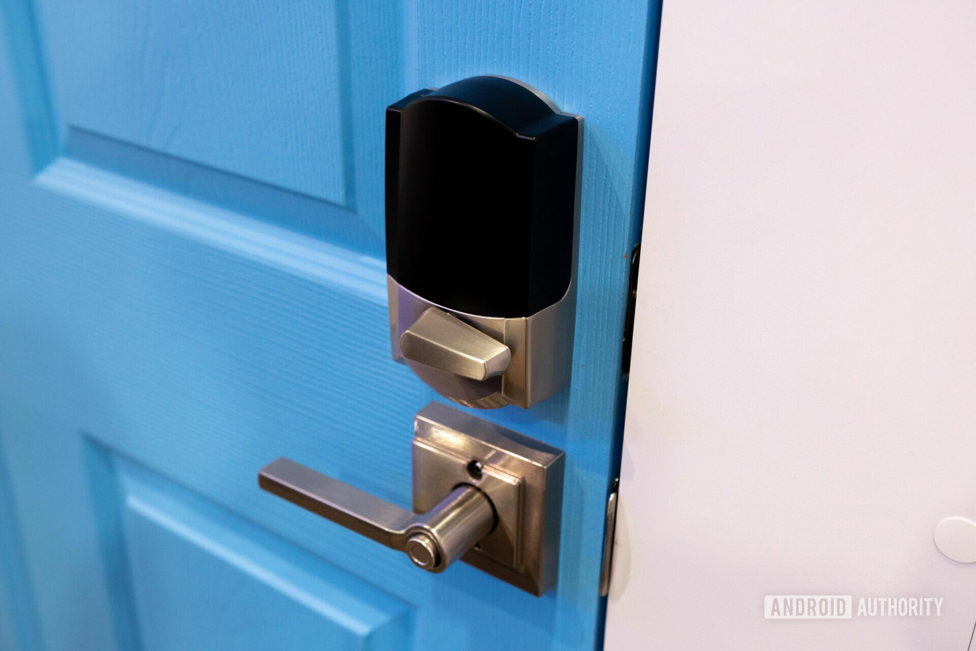 A photo of a smartlock.