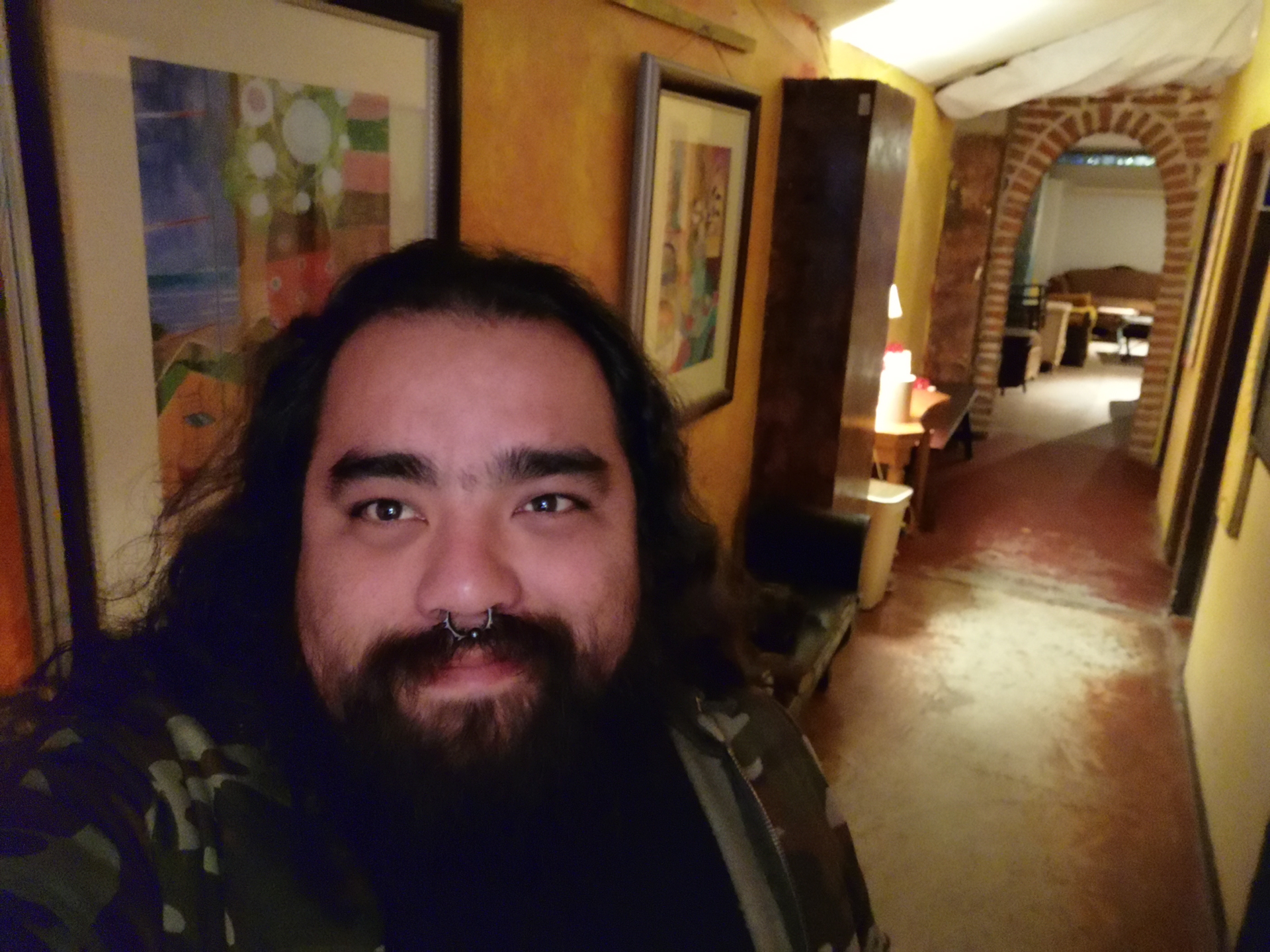 Selfie sample with HUAWEI Mate 20 Pro front camera in low light