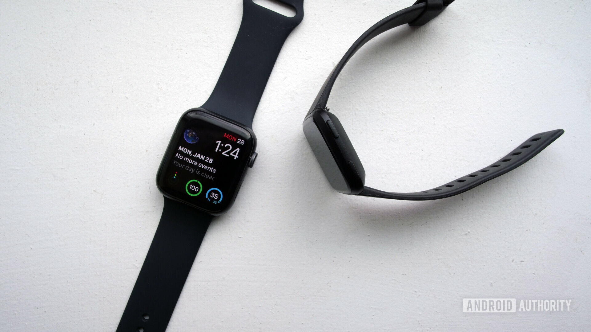 fitbit versa vs apple watch design