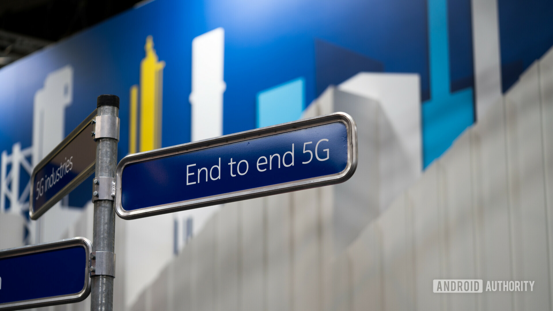 A dark blue signpost with the words &quot;End to end 5G&quot; on it in white lettering