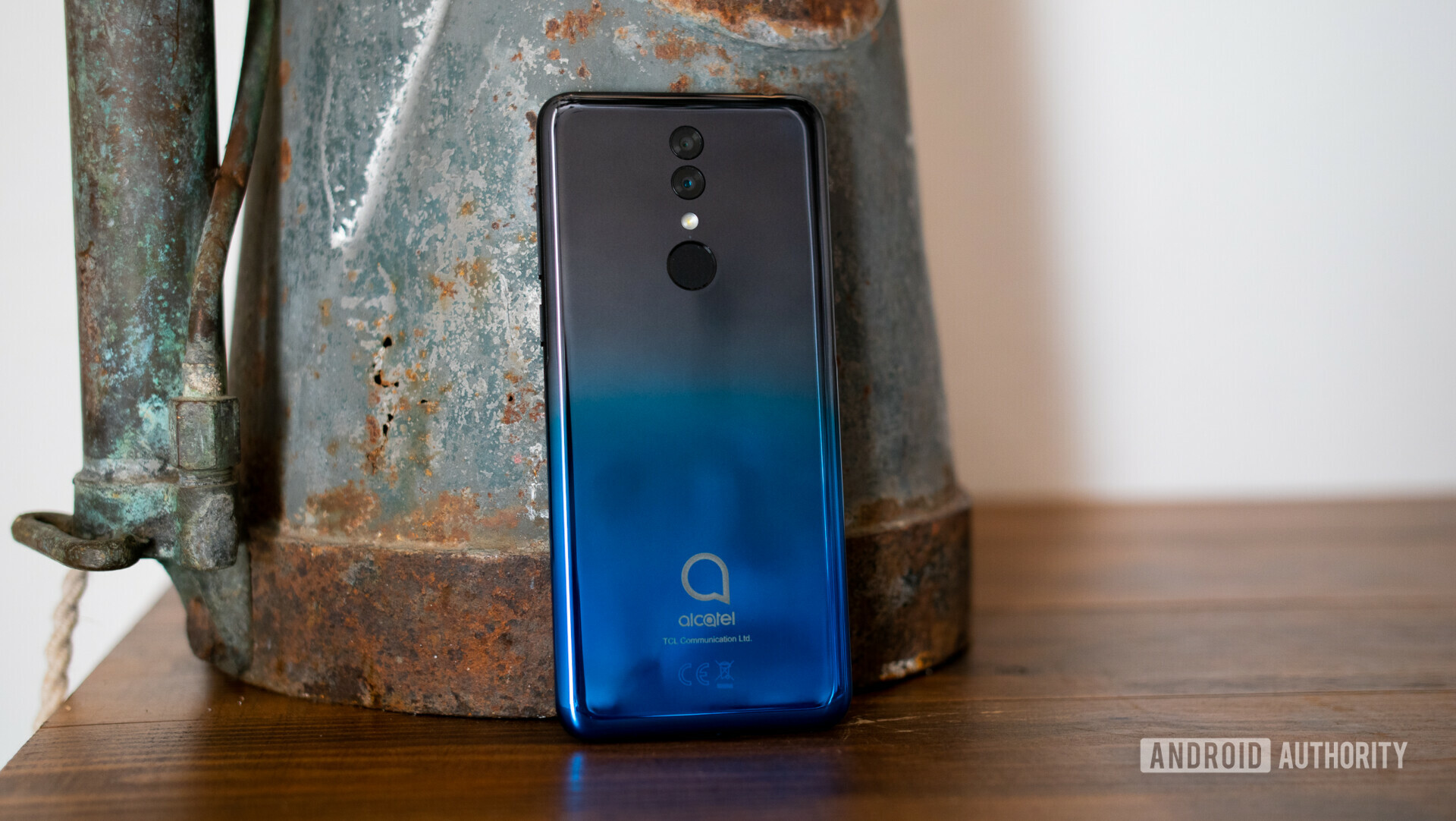 Backside photo of the Alcatel 3 with black and blue gradient color