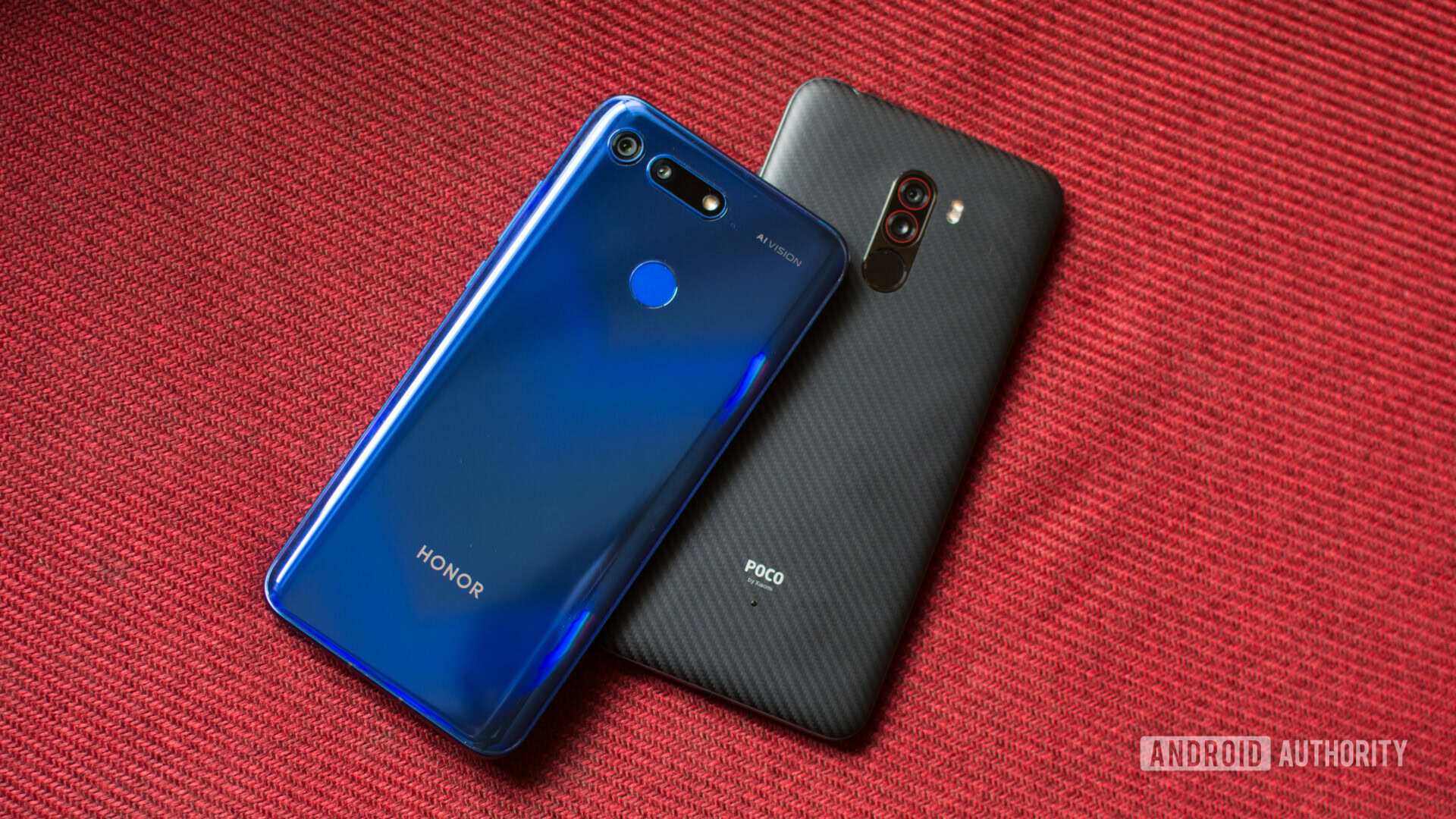 HONOR View 20 vs POCOphone F1 Design