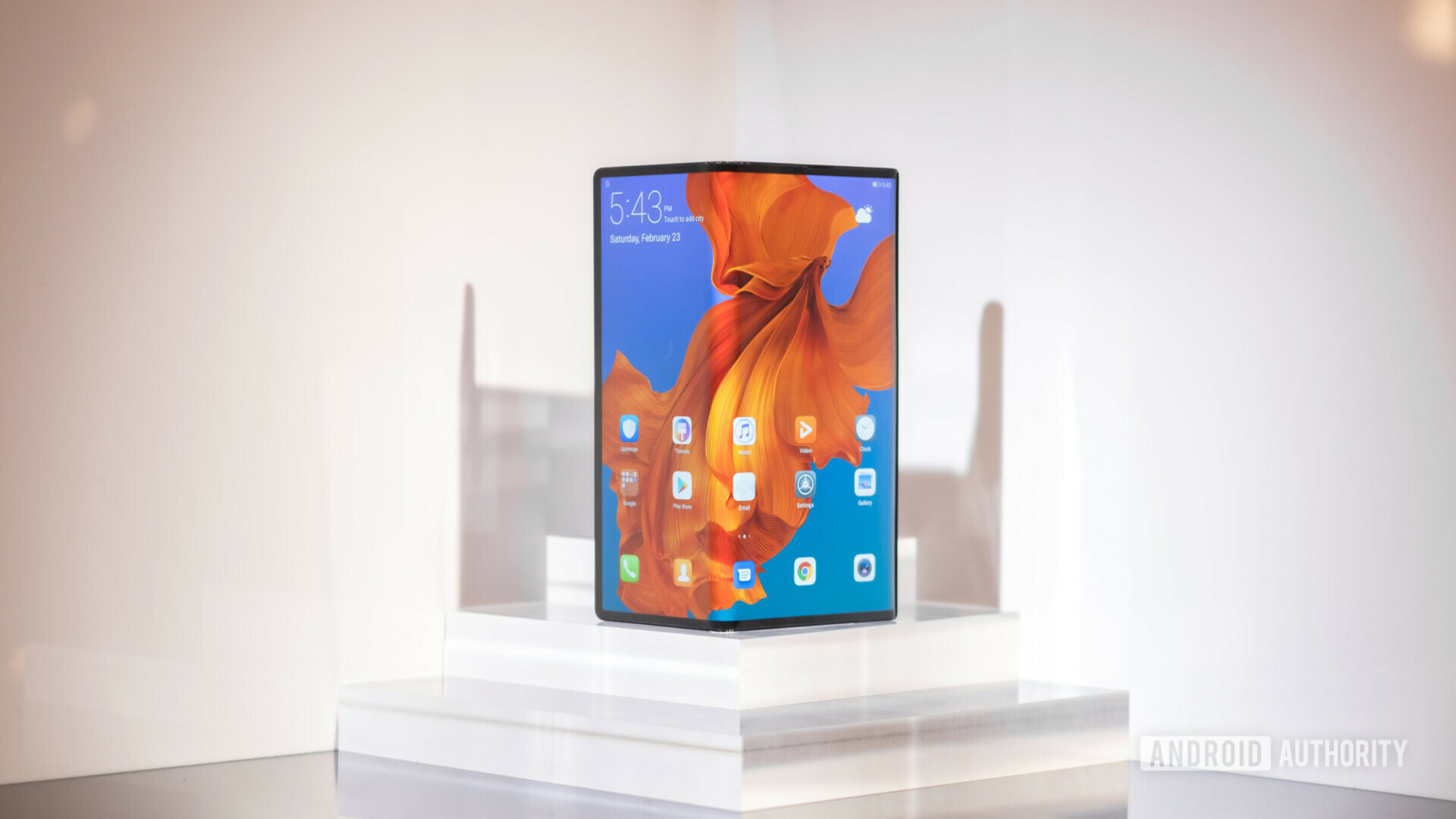 half open HUAWEI Mate X on a showcase at MWC 2019