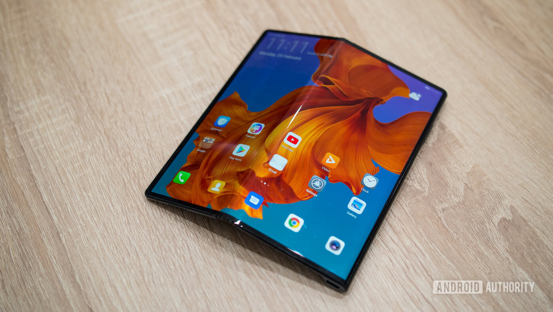 HUAWEI Mate X Foldable Phone Hands On display