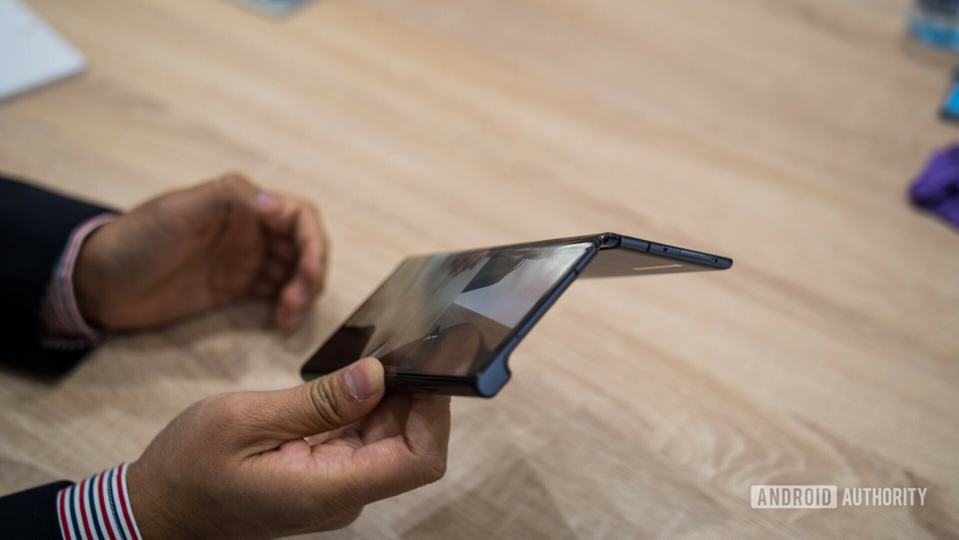 HUAWEI Mate X Foldable Phone Hands On hinge