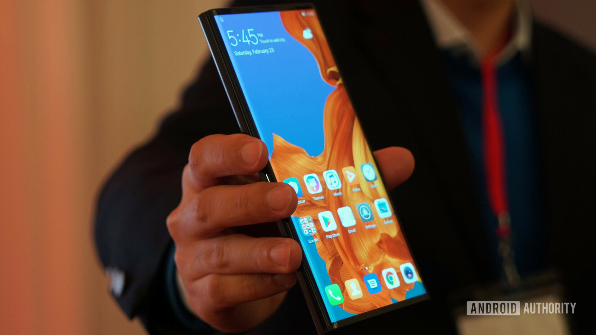 HUAWEI Mate X in a phone mode with a 6.6&quot; display, held in a hand at MWC 2019