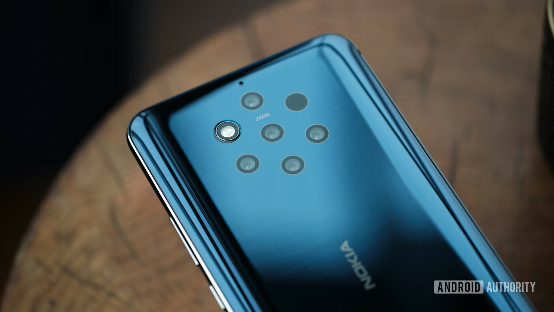 Backside of the Nokia 9 PureView showing the five cameras