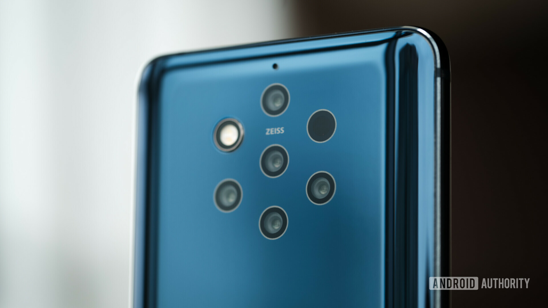 Backside of the Nokia 9 PureView showing the five camera setup